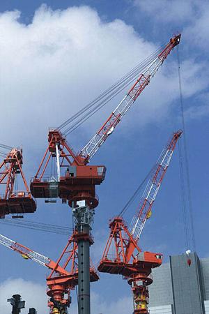 給湯器取り付け工事を行っている